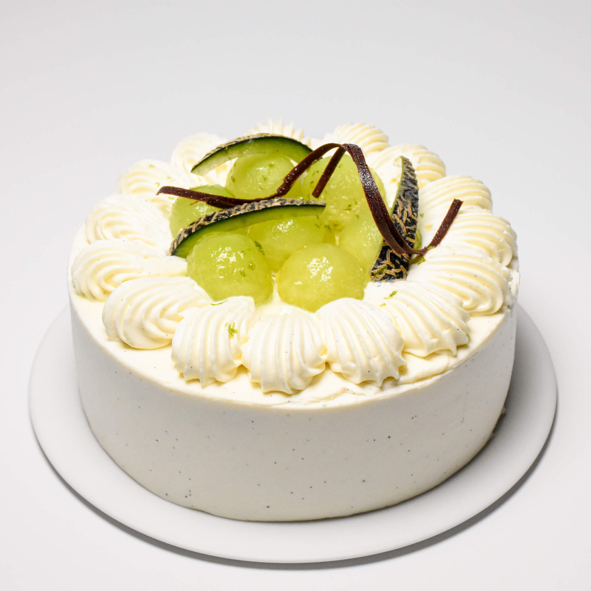 茨城県産メロンを贅沢に使ったケーキが新登場。ホワイトチョコレートの生クリームが旬のメロンをひきたてる季節限定ケーキが6月6日より発売。