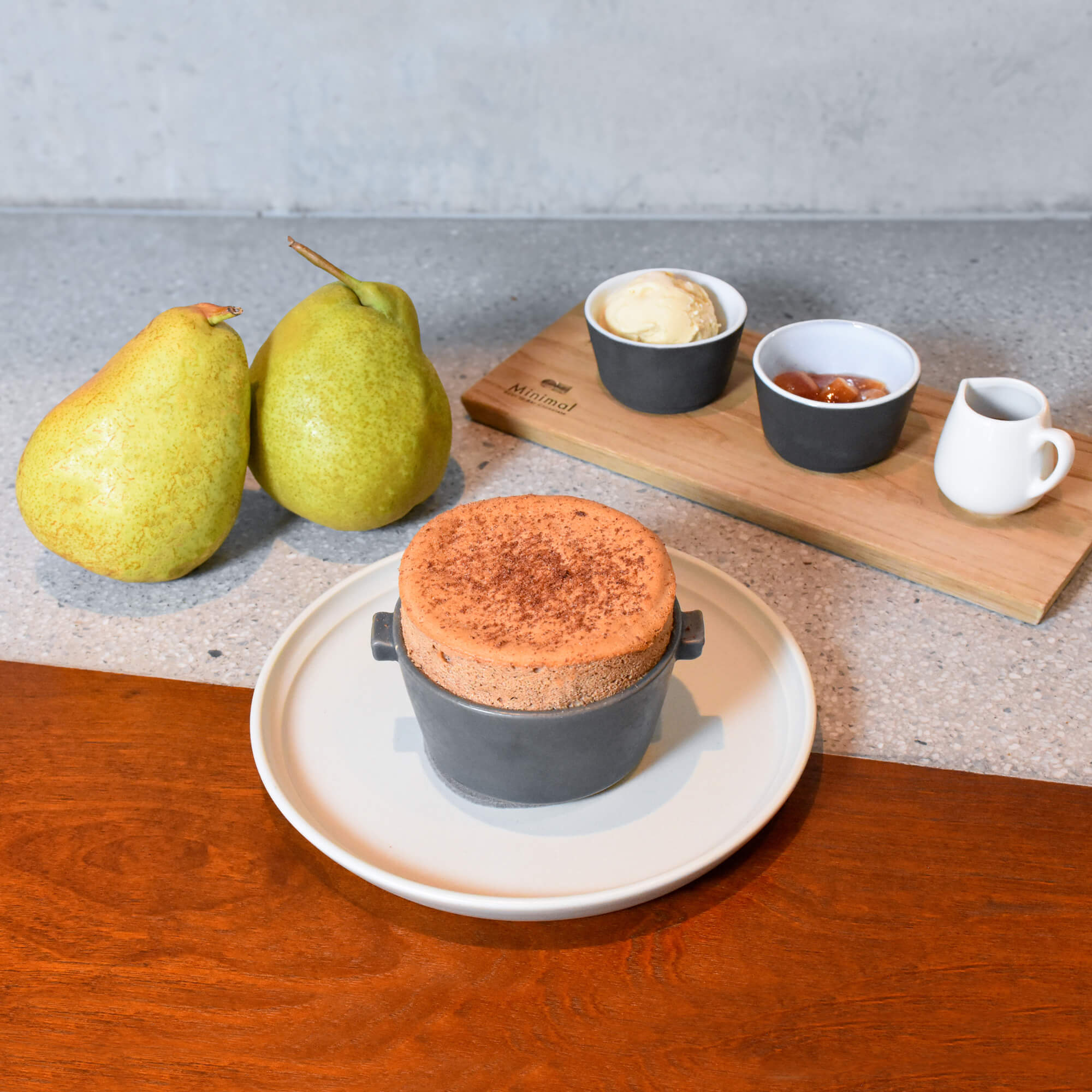 ふわトロ”食感の出来立てチョコレートスフレに、洋梨やいちじくを添え