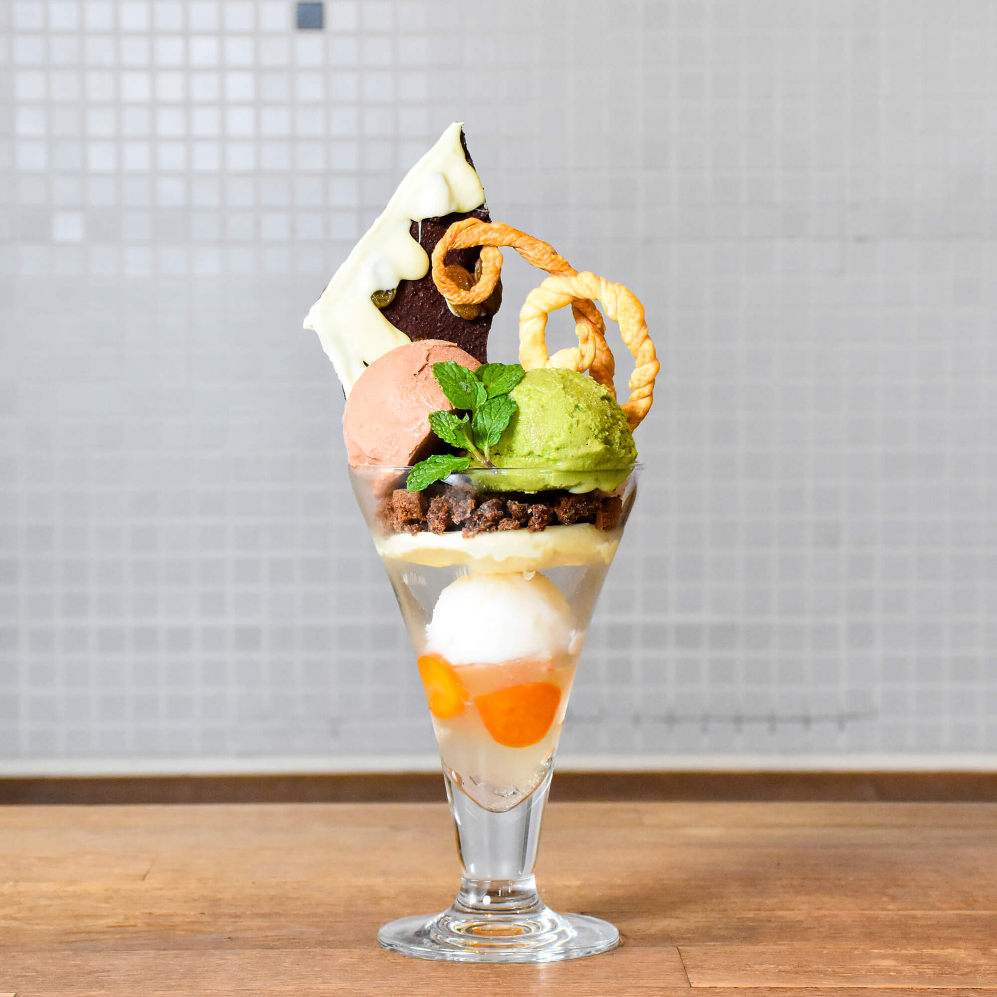 春を楽しむ爽やかなチョコレートパフェ登場。世界を巡るように楽しむ