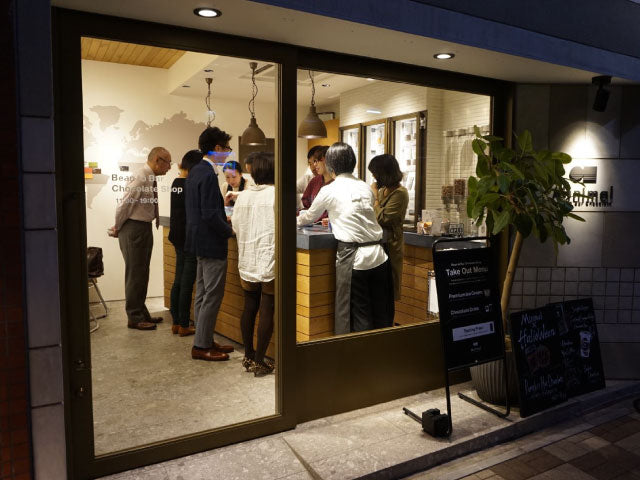 夜の銀座店で楽しむ”チョコレート作り体験”