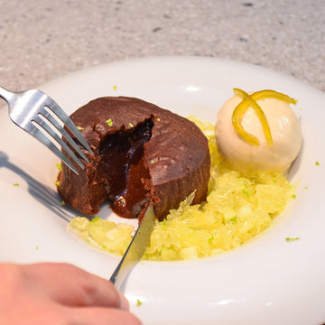 とろり溶け出すできたてフォンダンショコラの冬限定デセールが登場。りんごと三宝柑×“ブロンド”アイス×ラズベリーソースで果実と濃厚チョコレートのハーモニーを楽しむ、冬の贅沢な一皿。