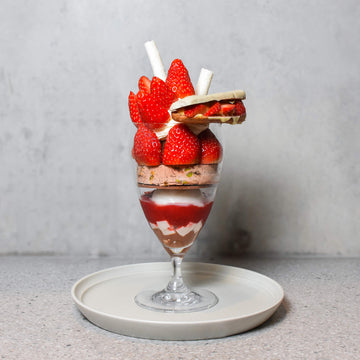 冬限定の苺パフェが登場。パティシエが目の前で仕上げる、ライブ感あふれるカウンターデセール。旬の甘酸っぱい苺とチョコレートを存分に味わえる冬パフェ